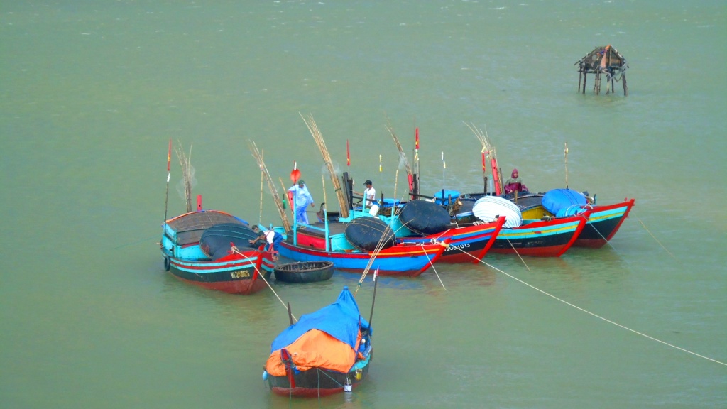 ngu dan ha tinh quay cuong truoc gio bao so 2 do bo vao dat lien