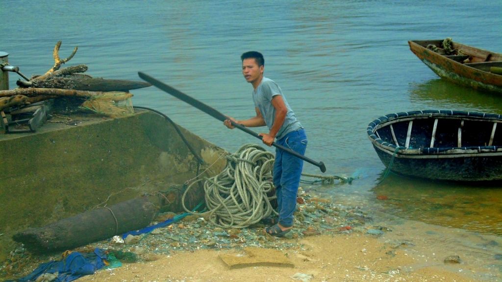 ngu dan ha tinh quay cuong truoc gio bao so 2 do bo vao dat lien