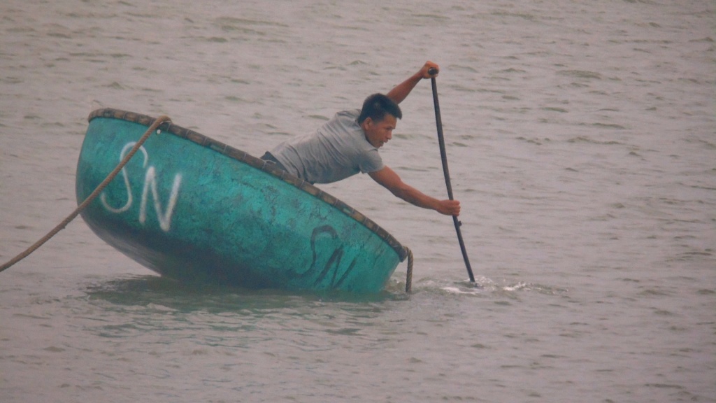 ngu dan ha tinh quay cuong truoc gio bao so 2 do bo vao dat lien