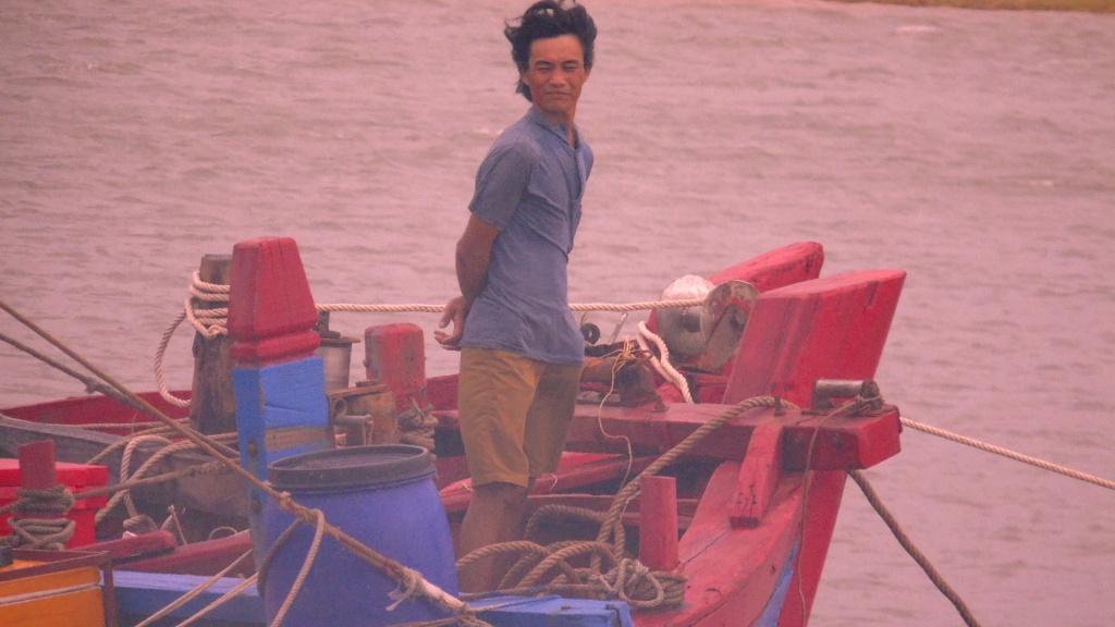 ngu dan ha tinh quay cuong truoc gio bao so 2 do bo vao dat lien