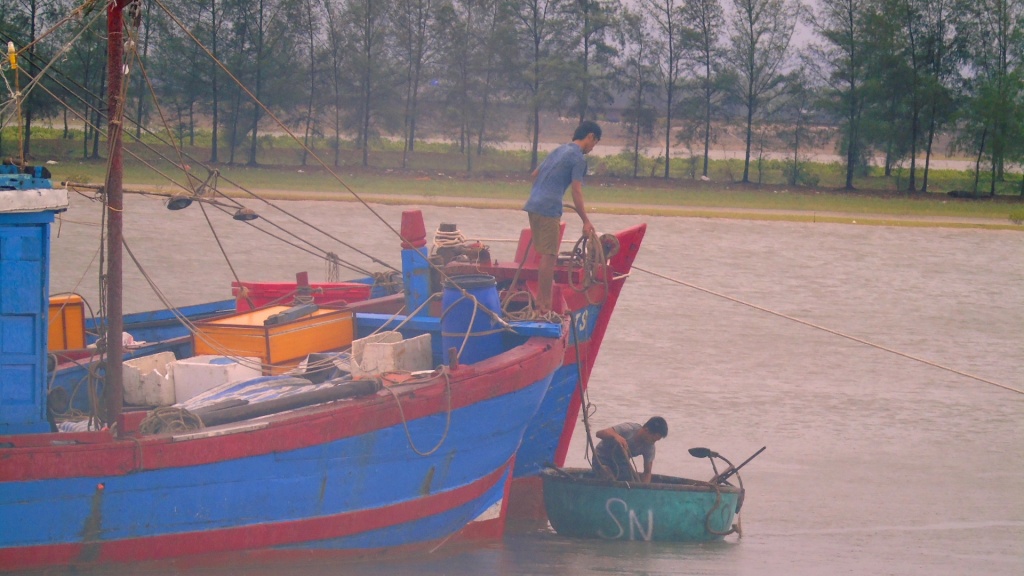 ngu dan ha tinh quay cuong truoc gio bao so 2 do bo vao dat lien