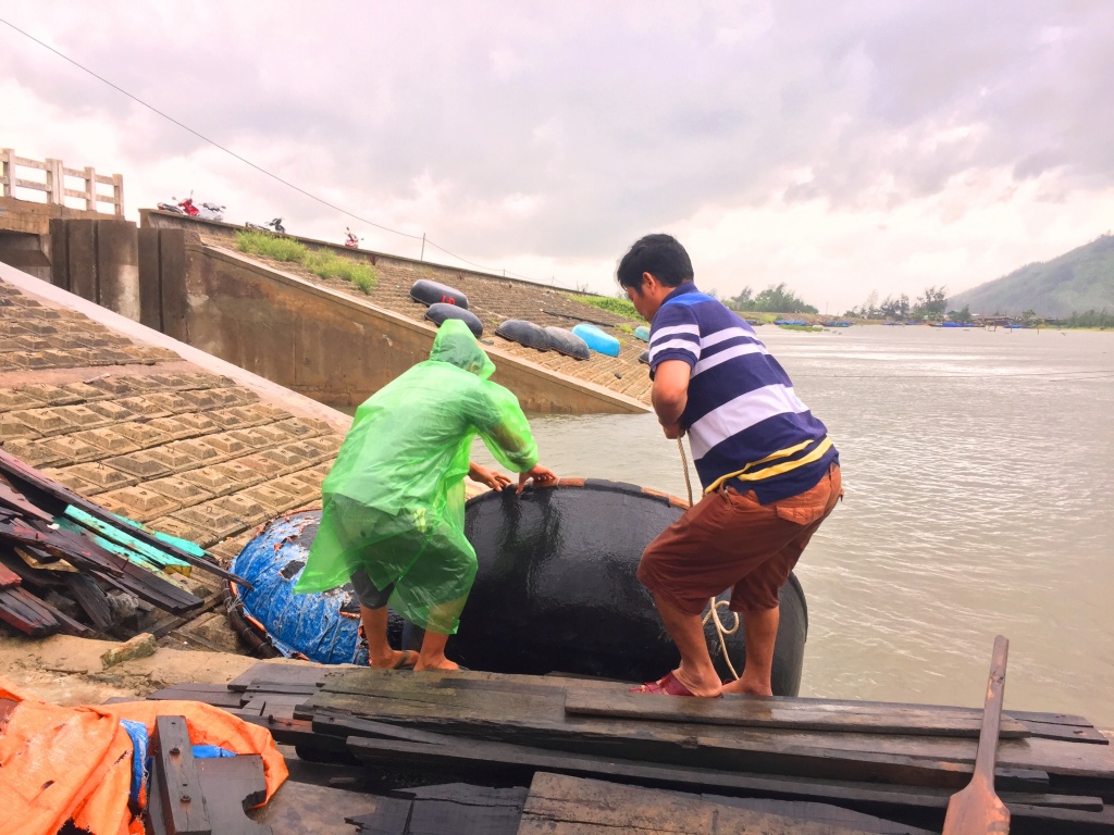 ngu dan ha tinh quay cuong truoc gio bao so 2 do bo vao dat lien