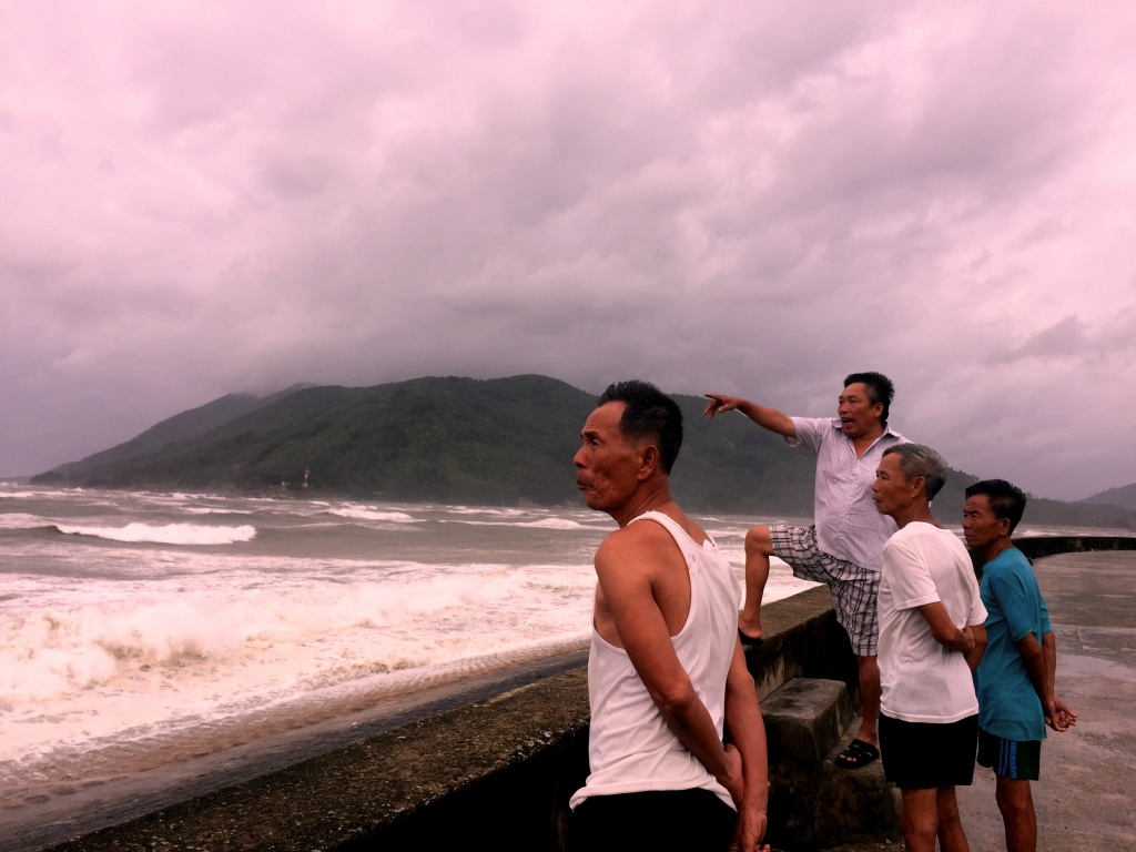 ngu dan ha tinh quay cuong truoc gio bao so 2 do bo vao dat lien