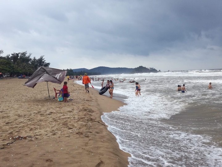 nghe an mac cho bao vao du khach van lieu minh tam bien