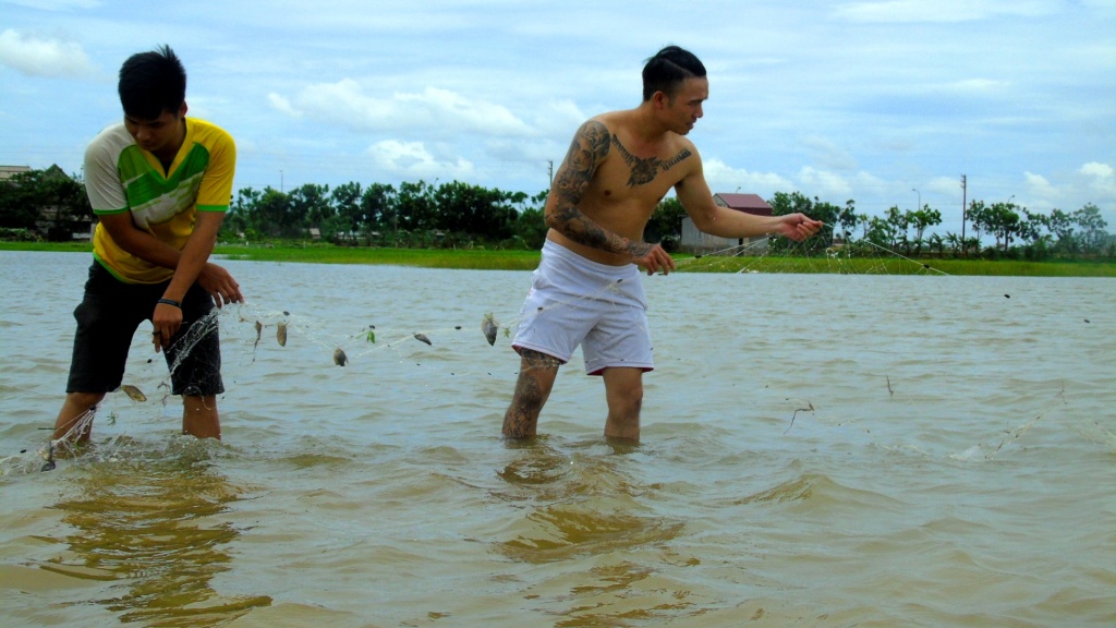 ha tinh sau bao dan do xo vuot lu cang luoi don loc troi
