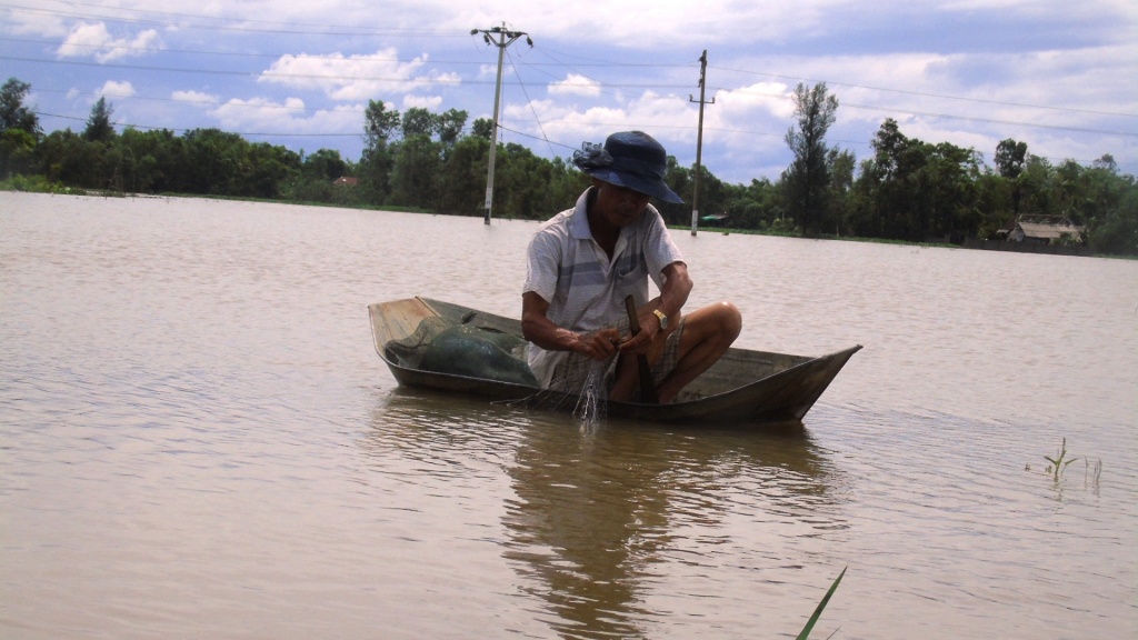 ha tinh sau bao dan do xo vuot lu cang luoi don loc troi
