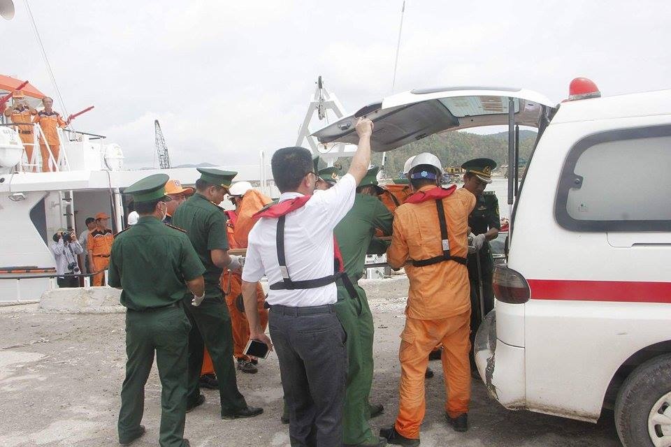 vu chim tau tren bien phat hien them 1 thi the nam mac ket trong tau