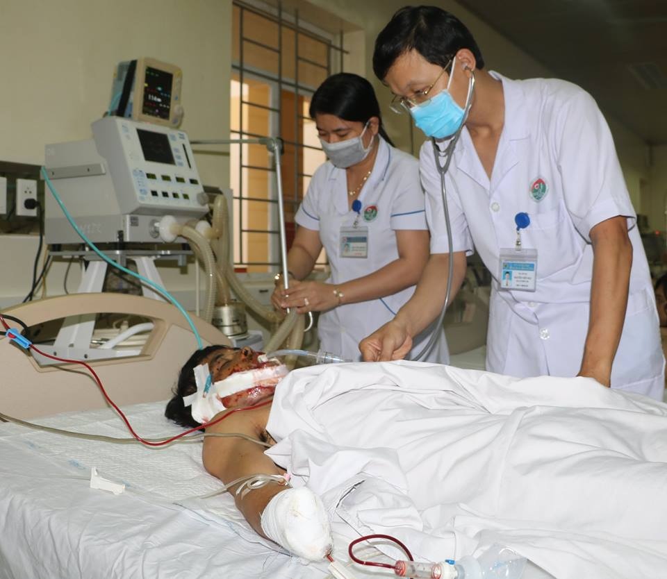 ngu dan bi dap nat vung mat va cut chan tay khi no min danh ca