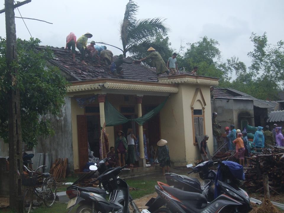 loc xoay khien hon 60 ngoi nha toc mai 2 nguoi bi thuong