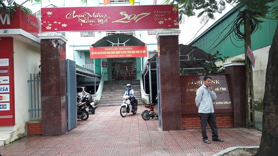 sau nhieu lan bi bat qua tang can bo ngan hang van len lut quan he bat chinh khien mot phu nu co gia dinh mang thai