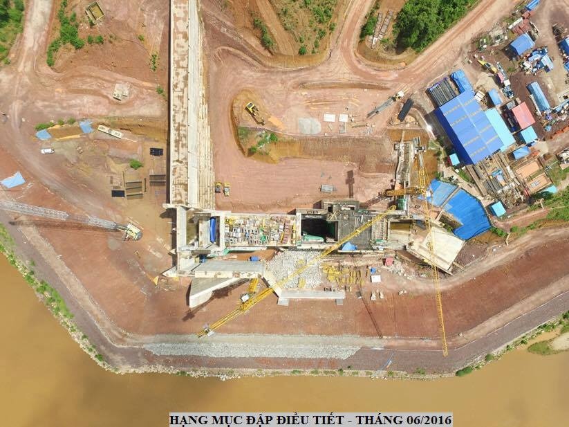 dang dua 8 nan nhan trong vu no khi gas tai lao ve nuoc