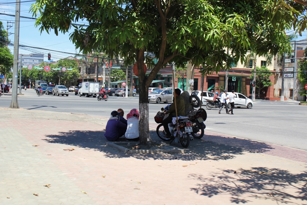nong dan ha tinh vat lon duoi cai nang 40 do
