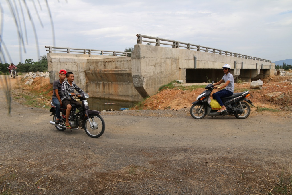 hi huu cau lam xong 2 nam chua su dung vi khong co duong