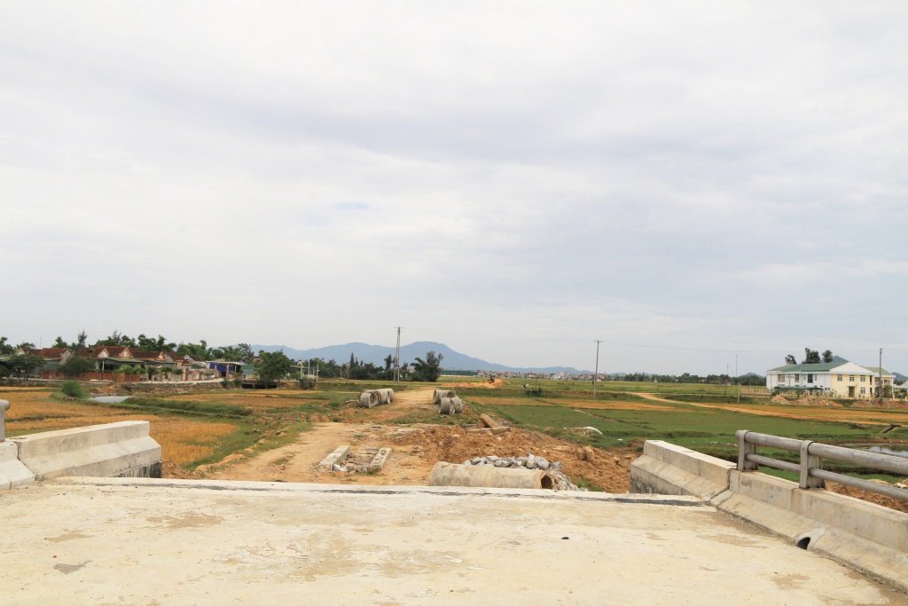 hi huu cau lam xong 2 nam chua su dung vi khong co duong