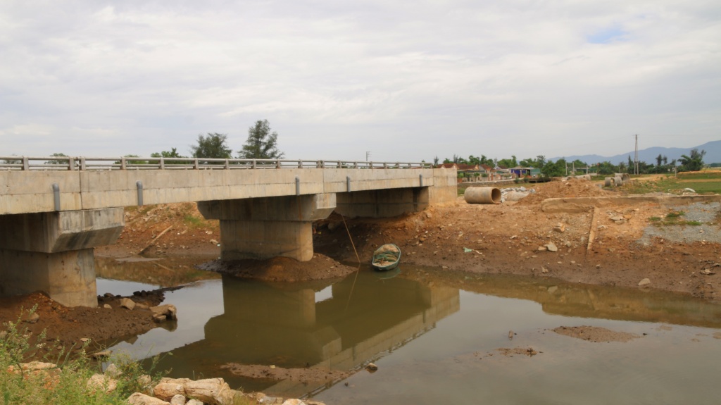 hi huu cau lam xong 2 nam chua su dung vi khong co duong