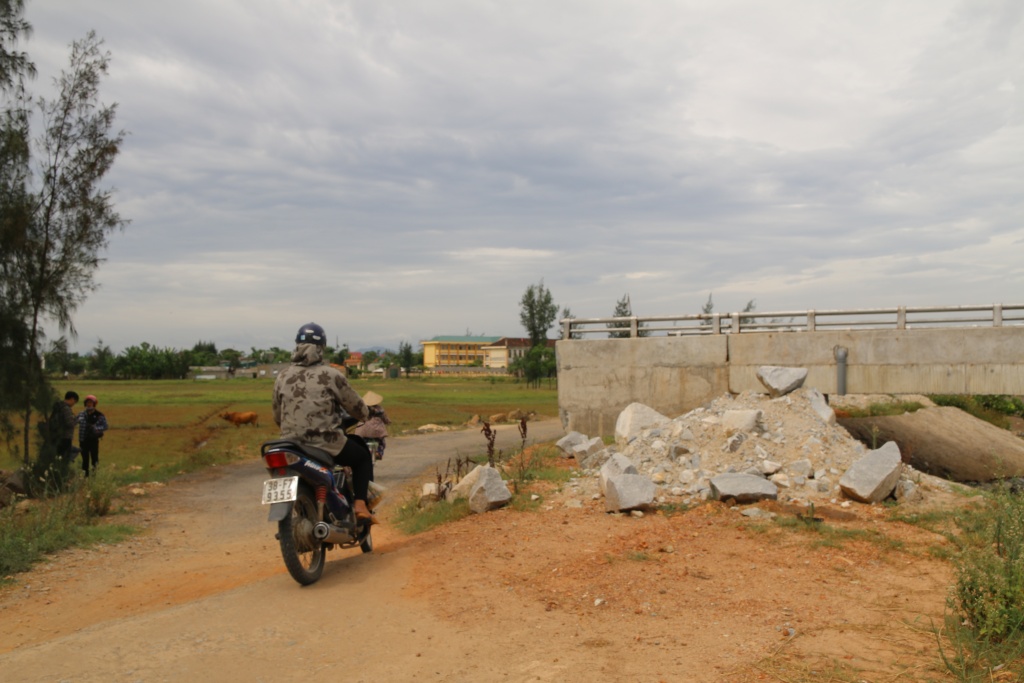 hi huu cau lam xong 2 nam chua su dung vi khong co duong