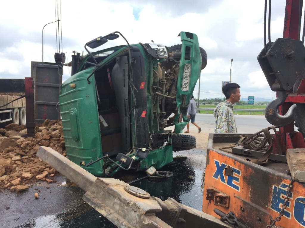 dam xe tai bay xuong ruong o to lat xuong duong nat bet phan dau