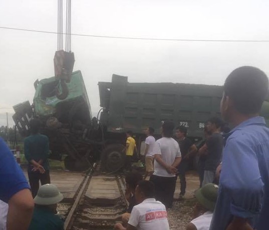 bi chet may giua duong ray xe tai bi tau hoa dam nat phan dau