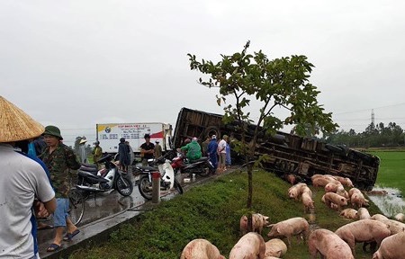 va cham xe dong lanh xe tai lat nhao ben ve duong 3 nguoi bi thuong nang