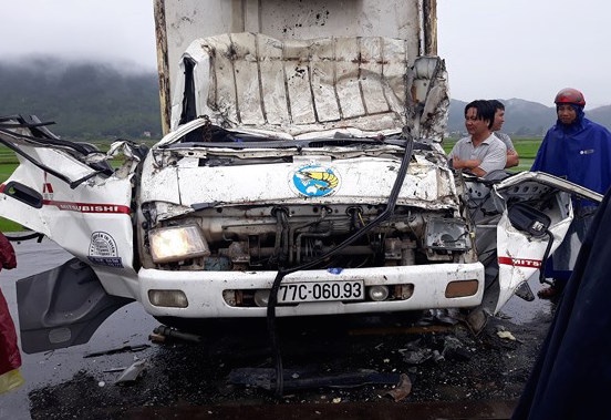 va cham xe dong lanh xe tai lat nhao ben ve duong 3 nguoi bi thuong nang