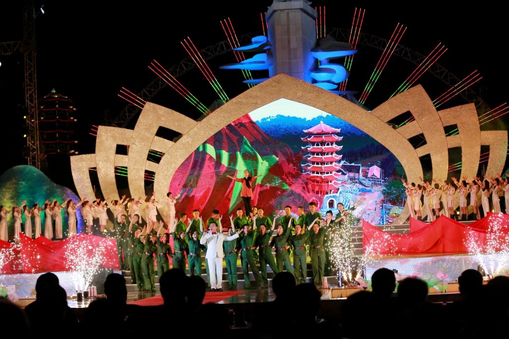 hang ngan nguoi doi mua du le ky niem 50 nam chien thang dong loc