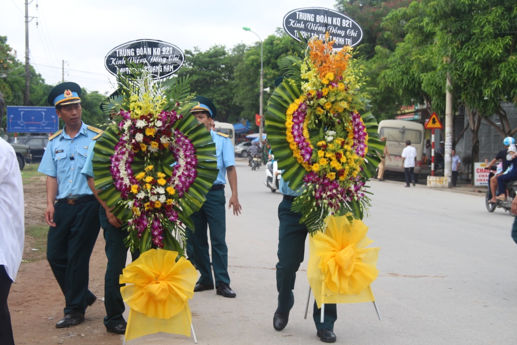 nguoi than ban be tien dua hai phi cong su 22 hi sinh tai nghe an