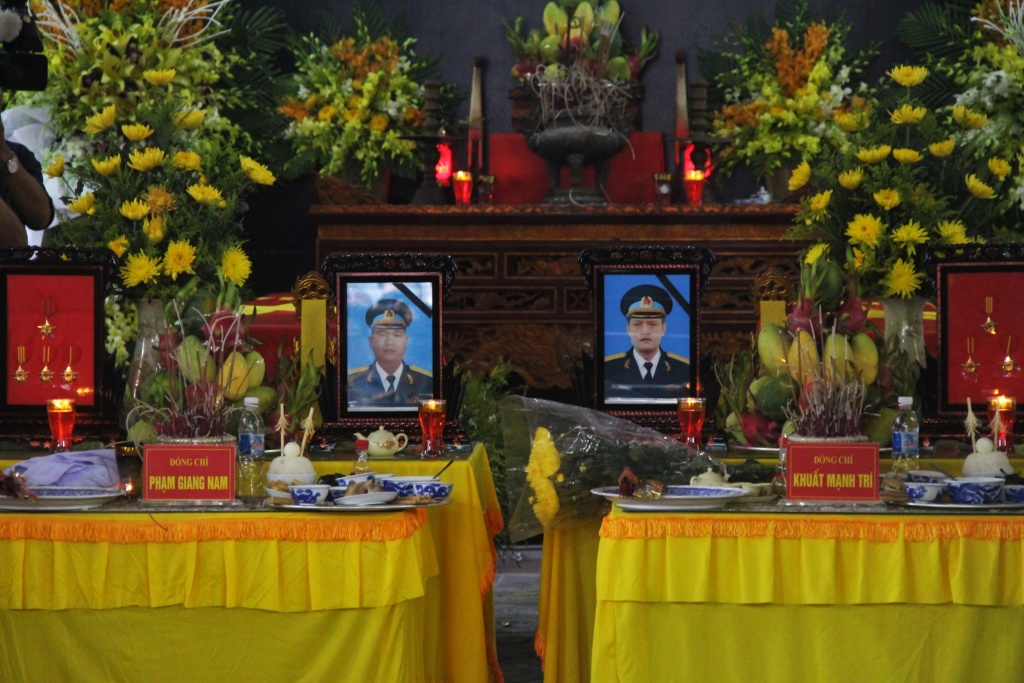 nguoi than ban be tien dua hai phi cong su 22 hi sinh tai nghe an