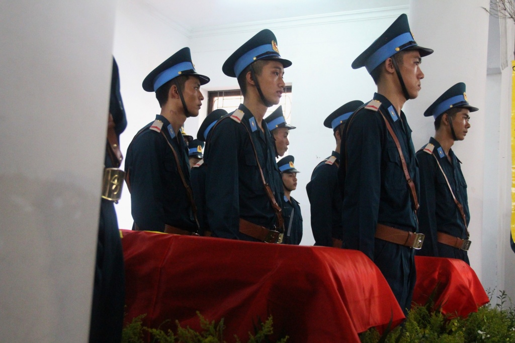 nguoi than ban be tien dua hai phi cong su 22 hi sinh tai nghe an