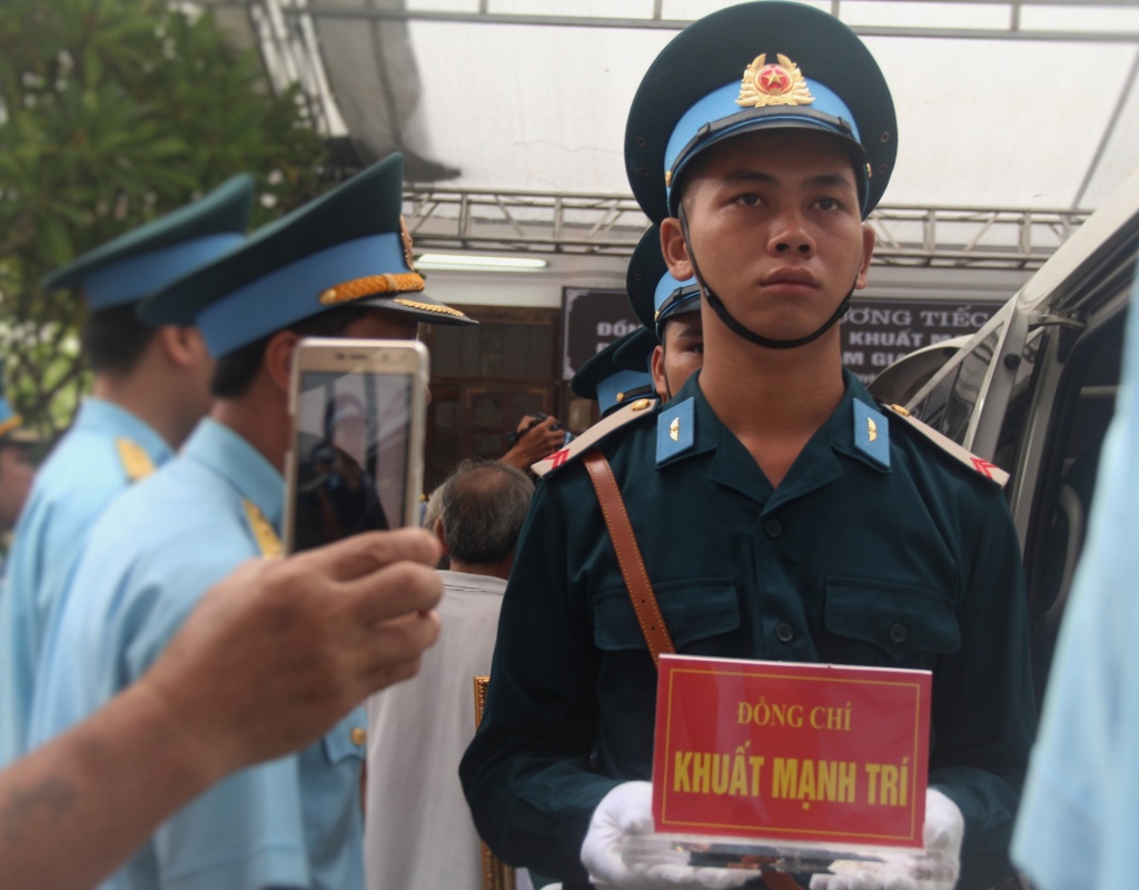 nguoi than ban be tien dua hai phi cong su 22 hi sinh tai nghe an