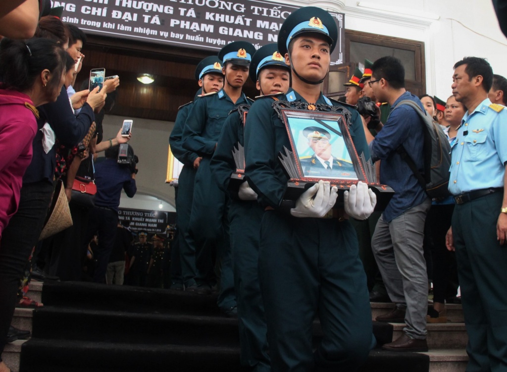 nguoi than ban be tien dua hai phi cong su 22 hi sinh tai nghe an
