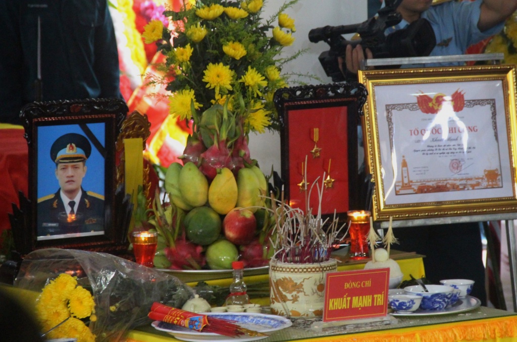 nguoi than ban be tien dua hai phi cong su 22 hi sinh tai nghe an