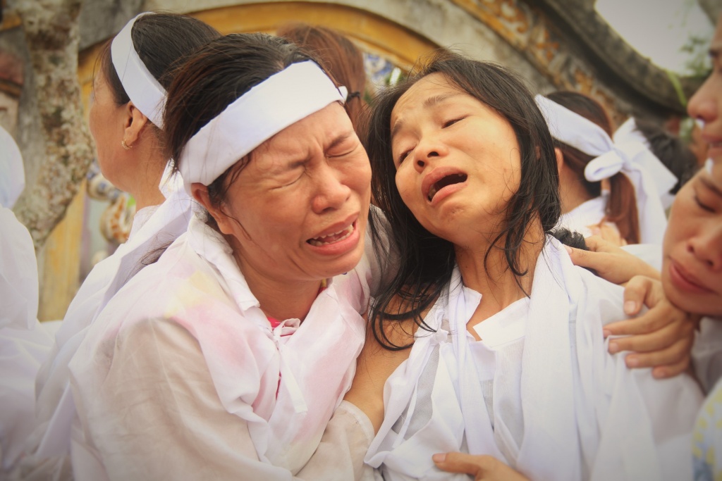 tai nan 13 nguoi chet o quang nam nhieu nguoi o tinh khac cung den thap huong vieng cac nan nhan