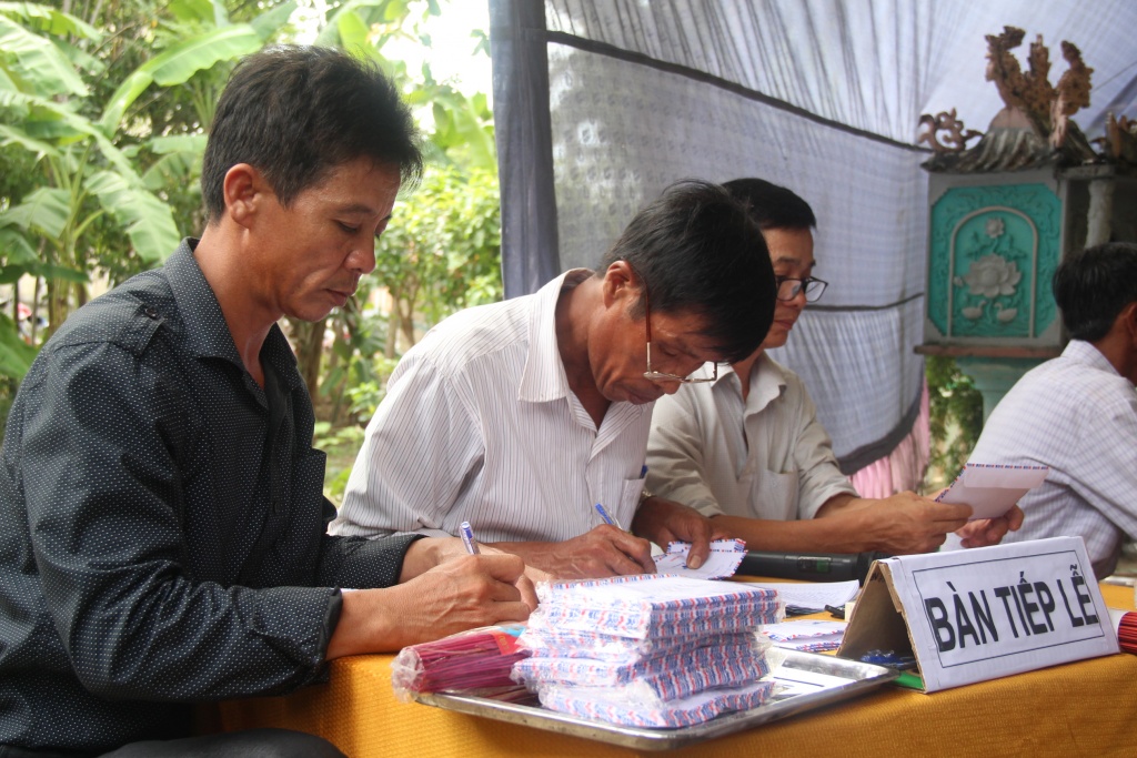 tai nan 13 nguoi chet o quang nam nhieu nguoi o tinh khac cung den thap huong vieng cac nan nhan