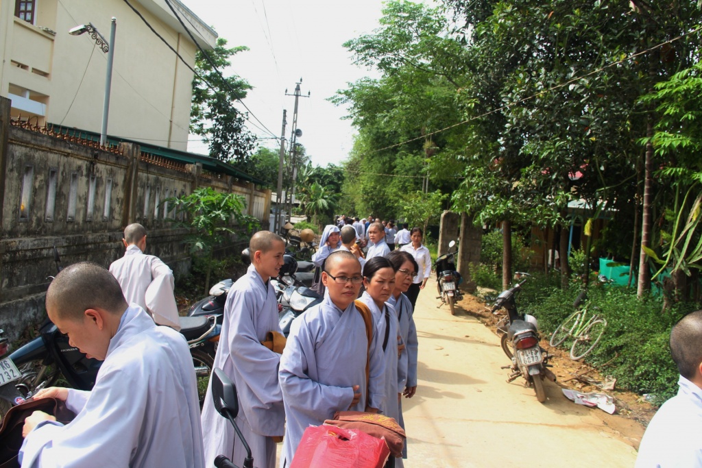 tai nan 13 nguoi chet o quang nam nhieu nguoi o tinh khac cung den thap huong vieng cac nan nhan