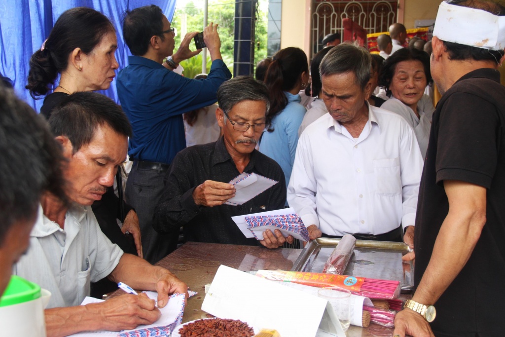 tai nan 13 nguoi chet o quang nam nhieu nguoi o tinh khac cung den thap huong vieng cac nan nhan