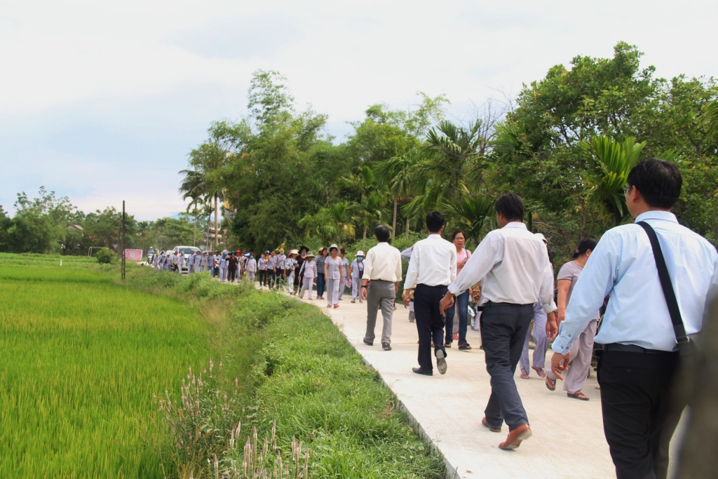 tai nan 13 nguoi chet o quang nam nhieu nguoi o tinh khac cung den thap huong vieng cac nan nhan