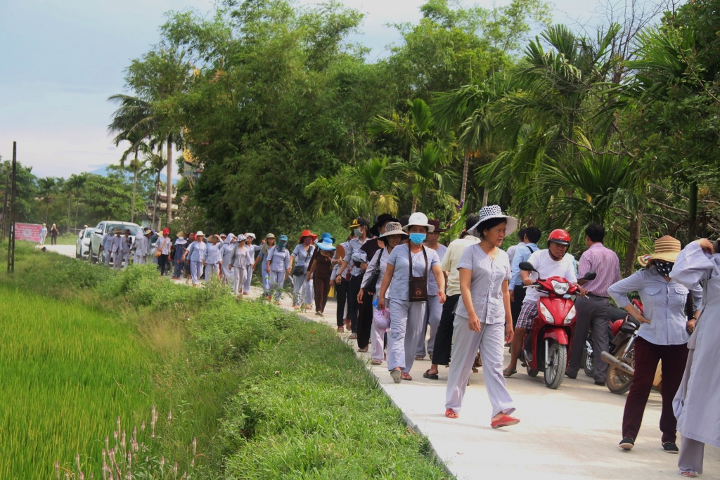 tai nan 13 nguoi chet o quang nam nhieu nguoi o tinh khac cung den thap huong vieng cac nan nhan