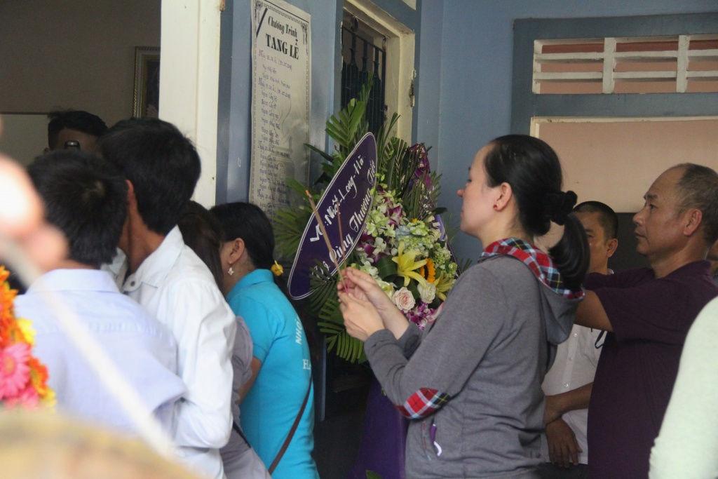 tai nan 13 nguoi chet o quang nam nhieu nguoi o tinh khac cung den thap huong vieng cac nan nhan