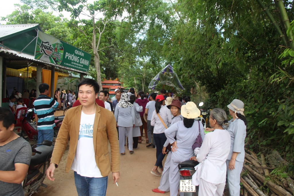 tai nan 13 nguoi chet o quang nam nhieu nguoi o tinh khac cung den thap huong vieng cac nan nhan