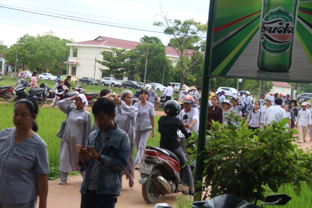 tai nan 13 nguoi chet o quang nam nhieu nguoi o tinh khac cung den thap huong vieng cac nan nhan