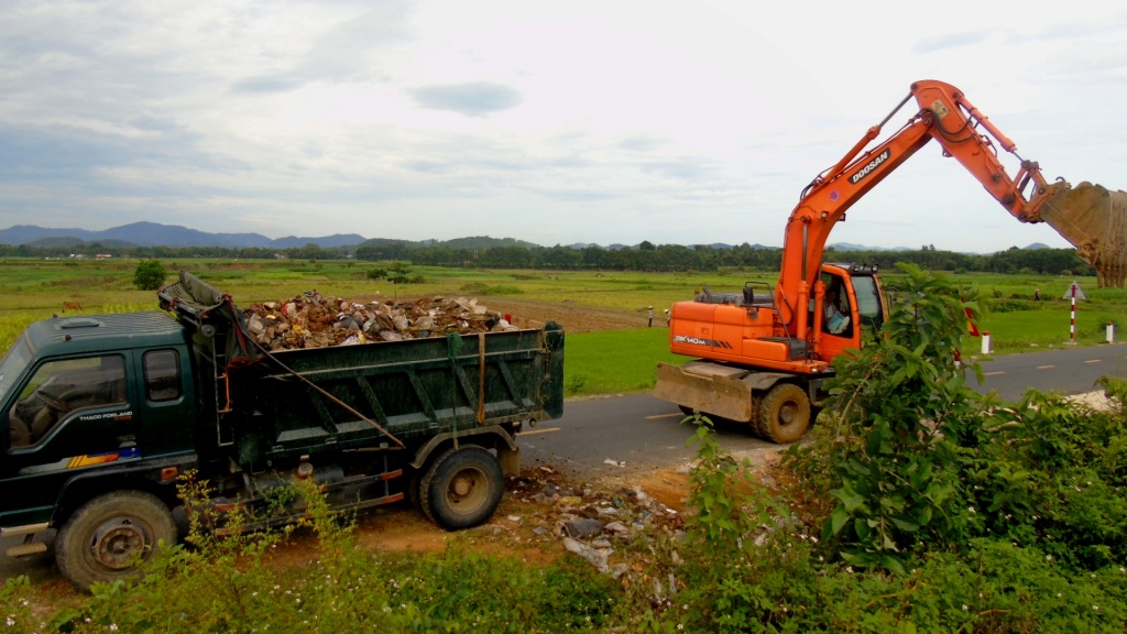 dan buc xuc chan xe htx moi truong vi mang rac do tren duong quoc lo