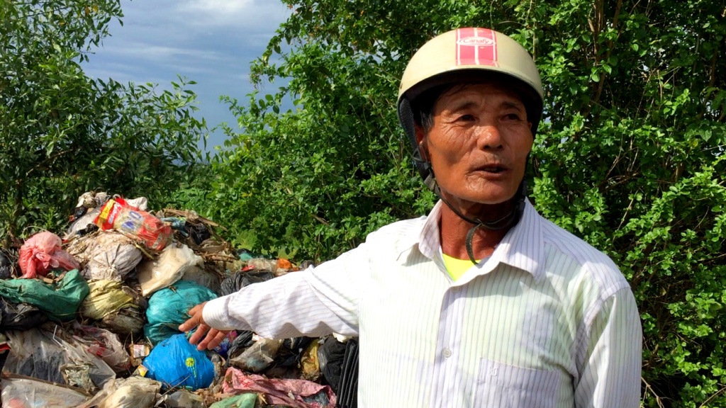 dan buc xuc chan xe htx moi truong vi mang rac do tren duong quoc lo
