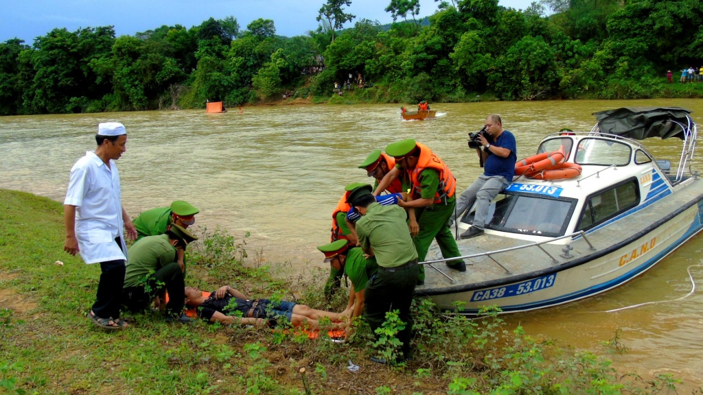 dien tap thuy dien ho ho xa lu nguoi va nha o bi nuoc cuon troi