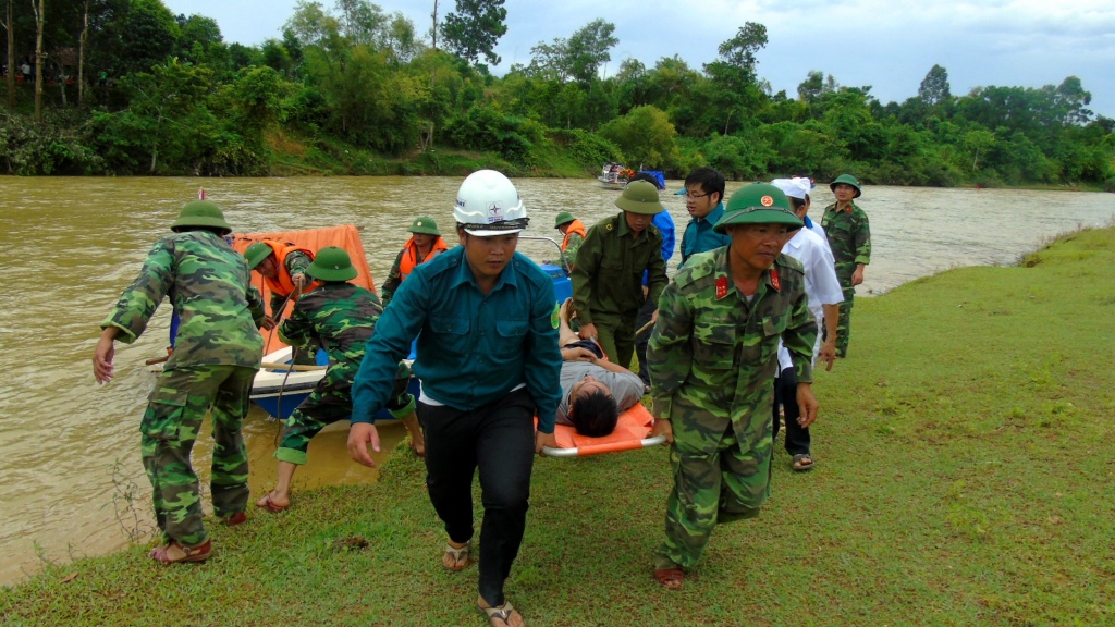 dien tap thuy dien ho ho xa lu nguoi va nha o bi nuoc cuon troi