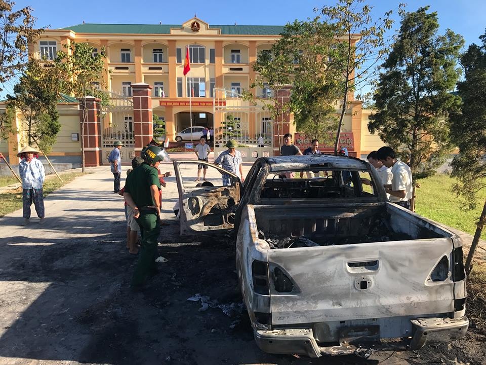 xe hop mazda moi mua bat ngo chay tro khung truoc cong vien kiem sat