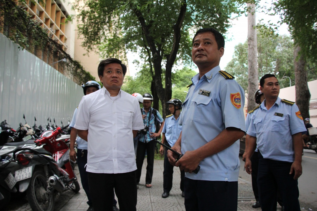 xe bien xanh do tren via he bi ong doan ngoc hai xu phat