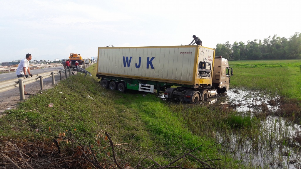container san phang taluy lao xuong cay nat ruong
