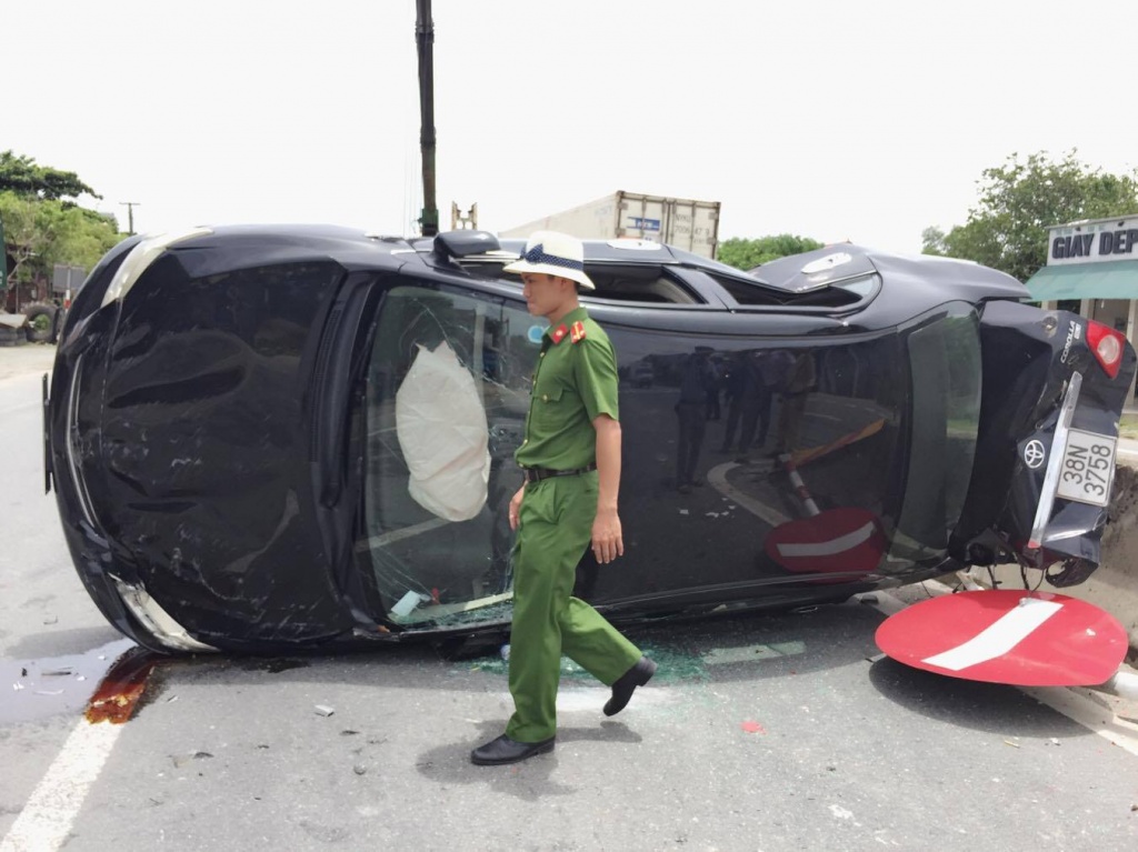 bi huc manh tu dang sau xe hop hat tung dai phan cach roi lat ngua giua duong