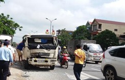 Xe chở xăng húc xe tải văng hàng chục mét, nhiều người hoảng loạn bỏ chạy