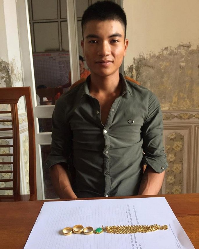 nam thanh nien dot nhap trom vang di mua iphone 6 tan trang lai ca nhan